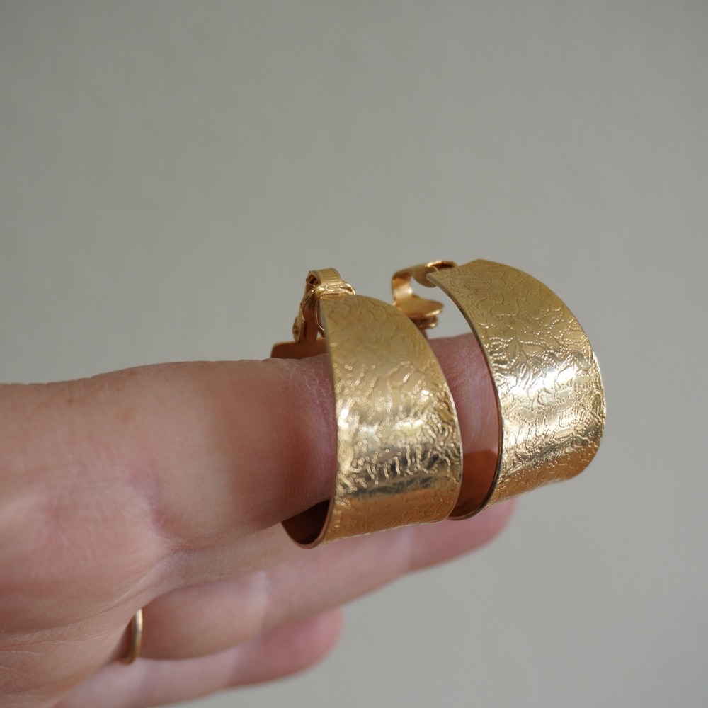 Vintage Gold Tone Textured Wide Clip On Hoop Earrings Floral Pattern Retro Boho‎